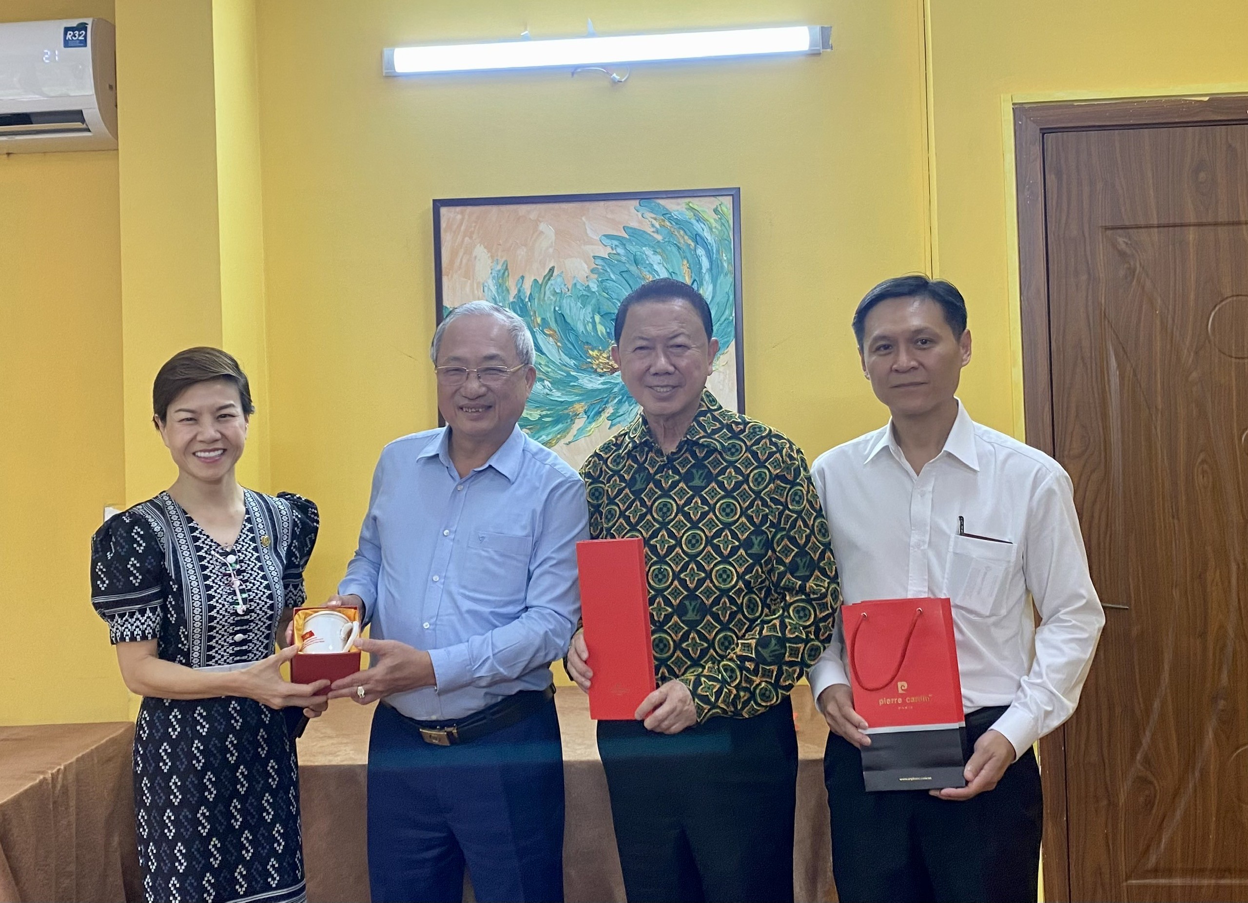 Ông Nguyễn Văn Thành, Chủ tịch Hội hữu nghị Việt Nam - Thái Lan và ông Sanan Angubolkul, Chủ tịch Hội hữu nghị Thái Lan - Việt Nam tại cuộc làm việc.