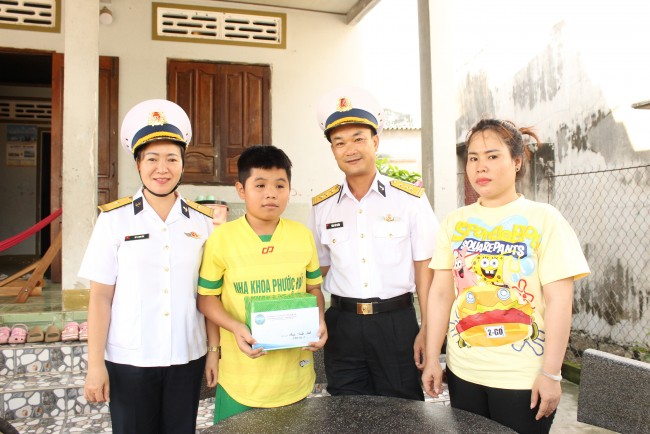 Hải quân tặng quà năm học mới cho con ngư dân