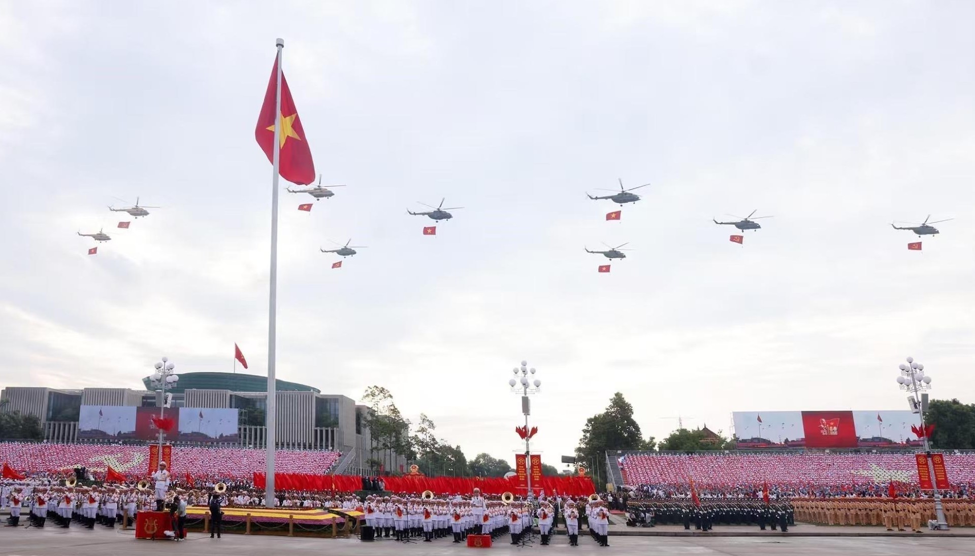 man hinh led 2000 cua absen toa sang le ky niem 80 nam quoc khanh viet nam tai quang truong ba dinh