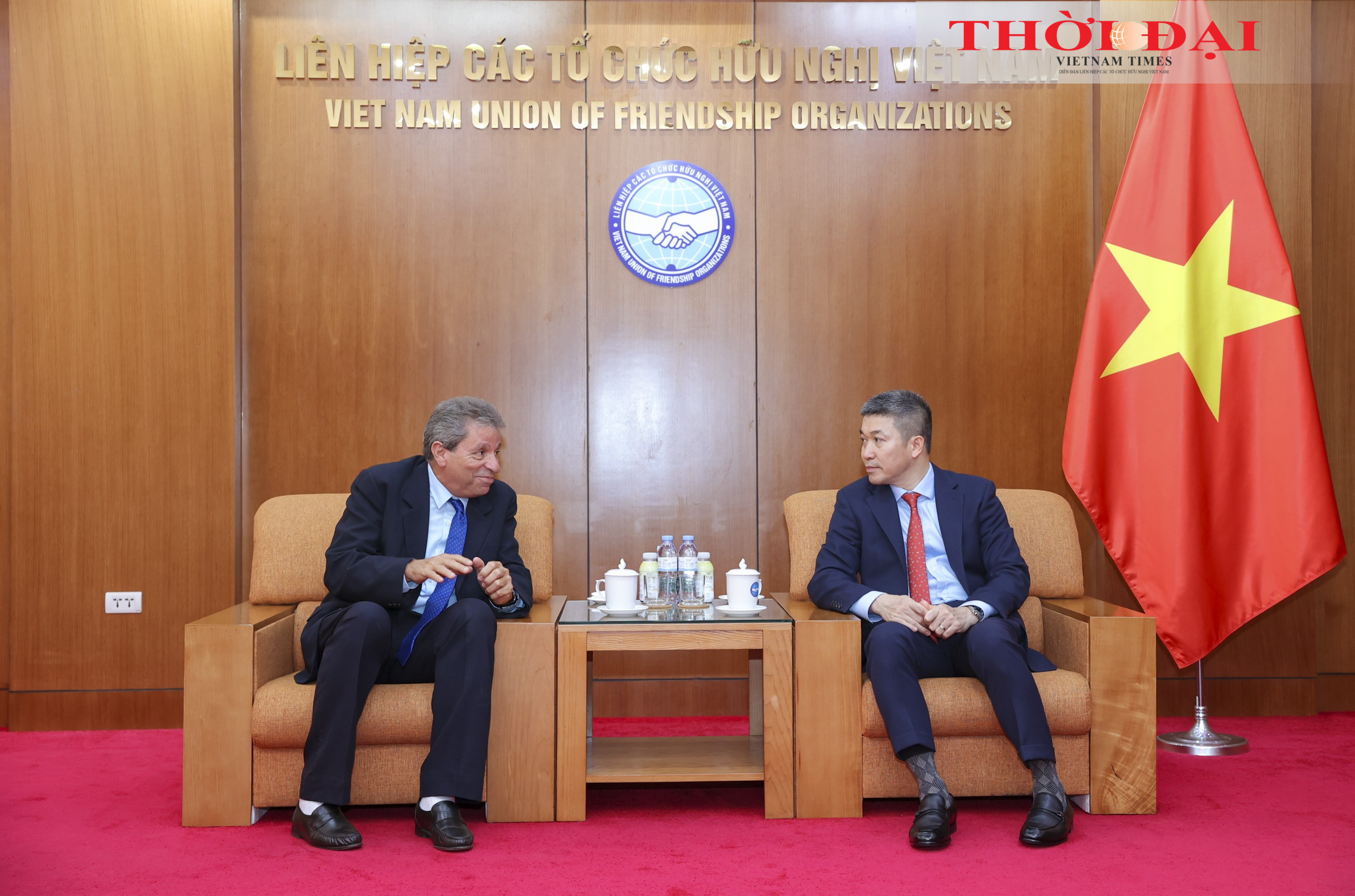 Chủ tịch Liên hiệp các tổ chức hữu nghị Việt Nam Phan Anh Sơn trao đổi với Phó Chủ tịch Viện Cuba hữu nghị với các dân tộc Víctor Fidel Gaute López