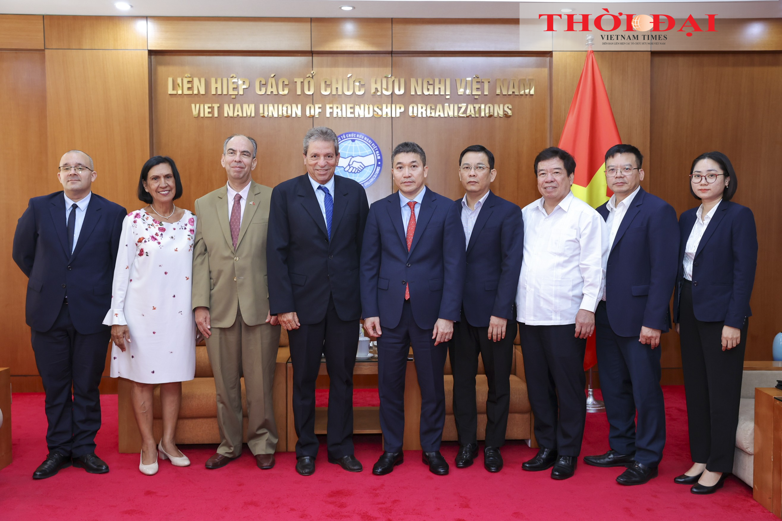 Các đại biểu chụp ảnh lưu niệm. (Ảnh: Đinh Hòa)