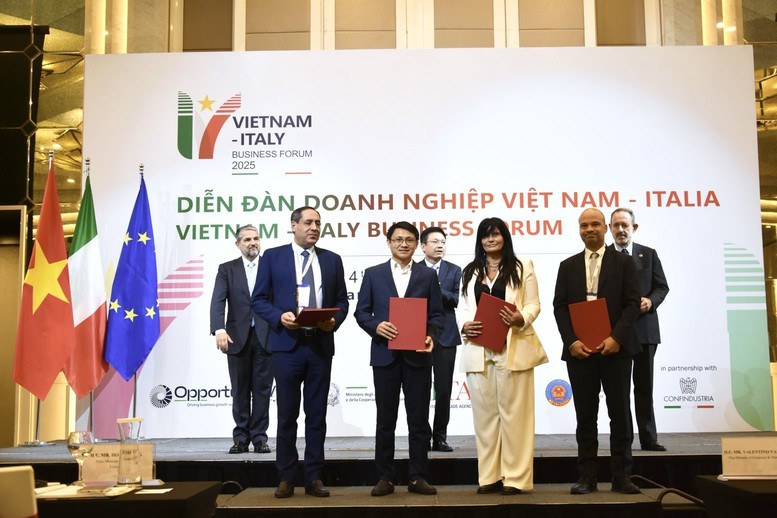 Diễn đàn doanh nghiệp Việt Nam - Italia 2025: Ký kết nhiều văn kiện, mở ra các hướng hợp tác mới- Ảnh 4. Các đối tác trao MOU tại Diễn đàn - Ảnh VGP/Minh Ngọc