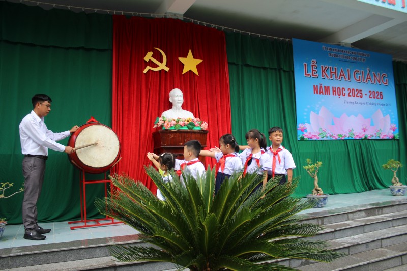 Rộn ràng lễ khai giảng ở Đặc khu Trường Sa Rộn ràng lễ khai giảng ở Đặc khu Trường Sa