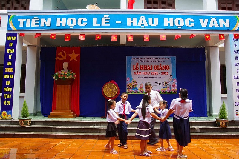 Rộn ràng lễ khai giảng ở đặc khu Trường Sa Rộn ràng lễ khai giảng ở Đặc khu Trường Sa