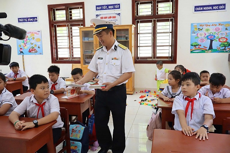 Rộn ràng lễ khai giảng ở đặc khu Trường Sa Rộn ràng lễ khai giảng ở Đặc khu Trường Sa
