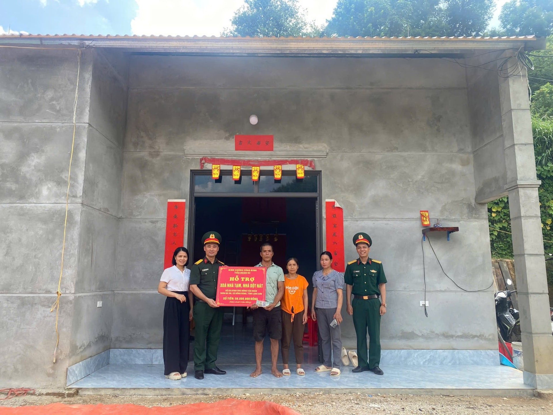 Tiểu đoàn 93 (Binh chủng Công binh) trao số tiền hỗ trợ xóa nhà tạm, nhà dột nát cho hộ gia đình có hoàn cảnh đặc biệt khó khăn ở thôn Nà Ân, xã Đồng Đăng (tỉnh Lạng Sơn). Ảnh: ĐVCC.