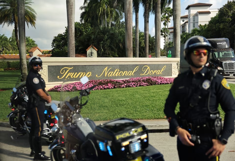 Cảnh sát canh gác khi đoàn xe của Tổng thống Mỹ Donald Trump tới câu lạc bộ golf Trump National Doral, Miami, Florida, ngày 19/2/2025. (Ảnh: Reuters)
