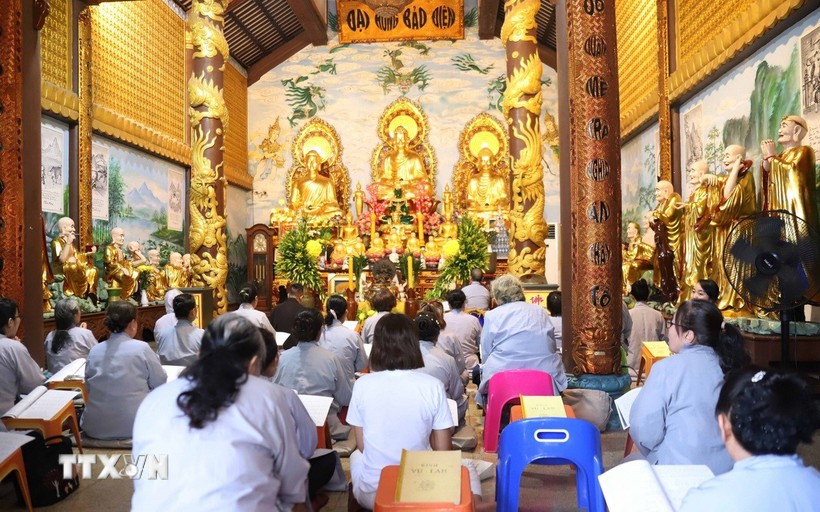 Vu Lan nơi đất Lào: Giữ gìn đạo hiếu, nối truyền phong tục Việt
