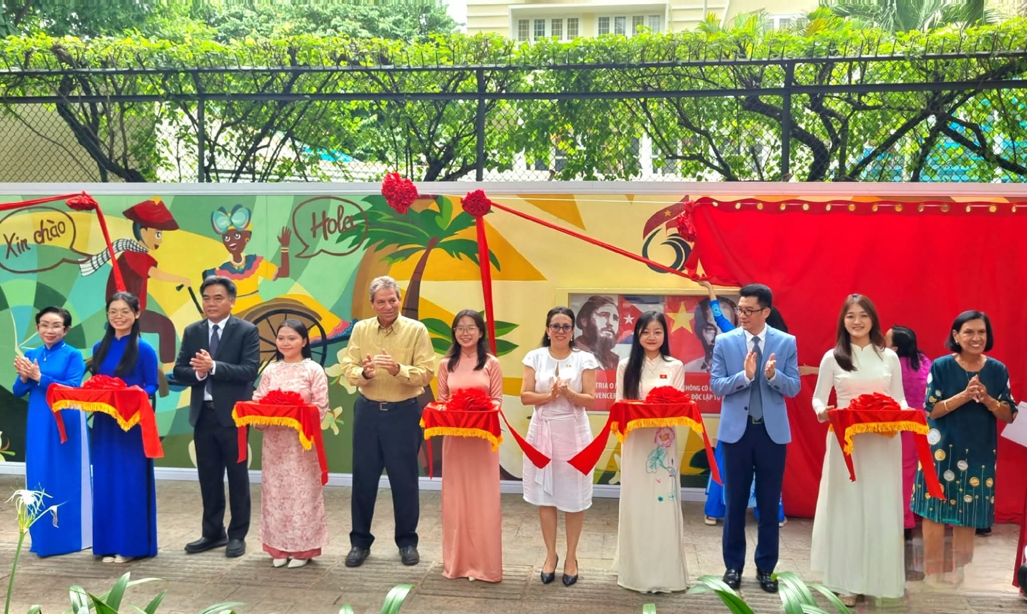 Các đại biểu cắt băng khánh thành bức tranh tường nhân kỷ niệm 65 năm thiết lập quan hệ ngoại giao Việt Nam - Cuba. (Ảnh: Đại sứ quán Cuba tại Việt Nam): 