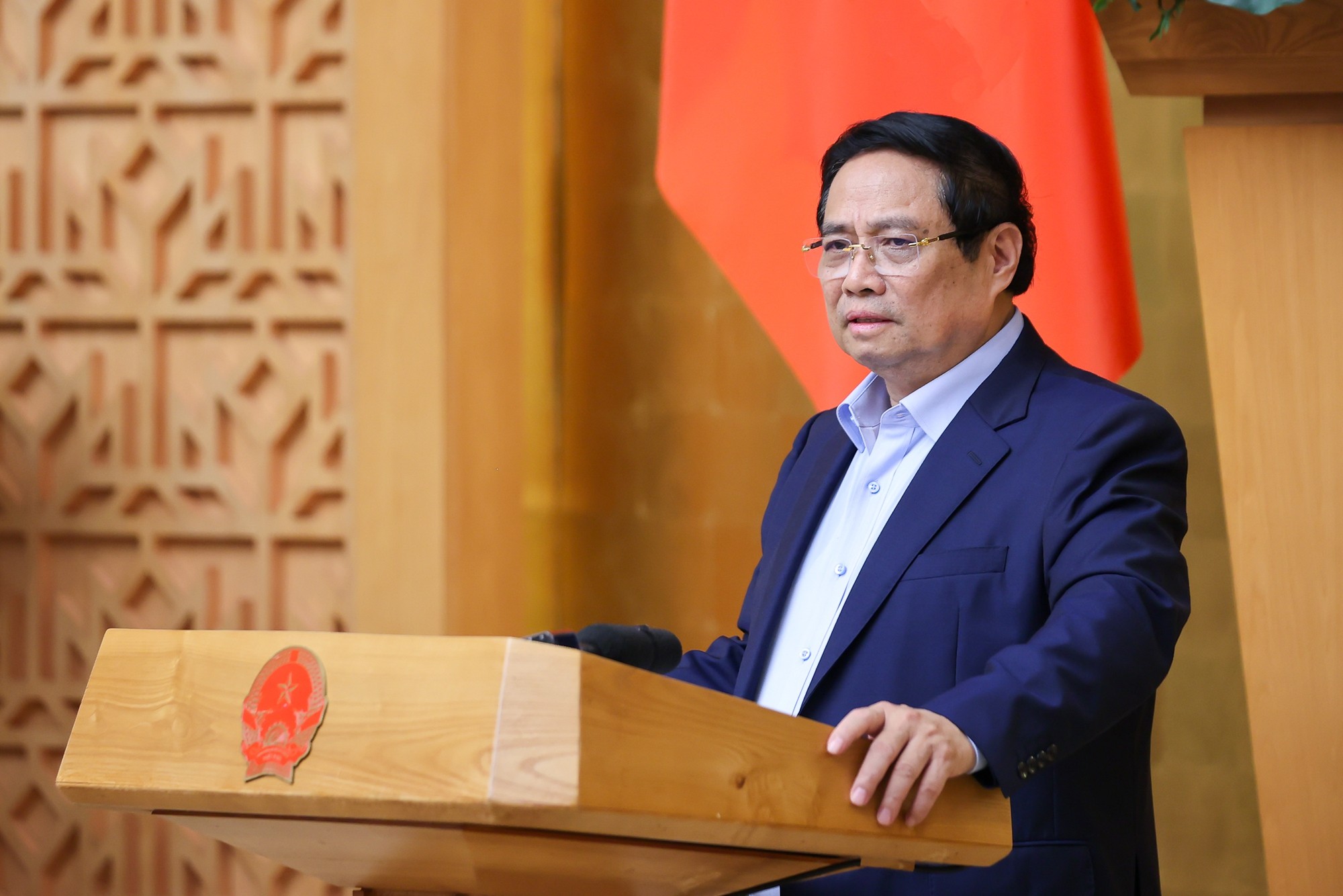 Thủ tướng ghi nhận, biểu dương các cấp, các ngành, các địa phương đã nỗ lực vượt bậc, vượt qua khó khăn, thách thức, đạt được những kết quả quan trọng, khá toàn diện trên các lĩnh vực trong 8 tháng đầu năm - Ảnh: VGP