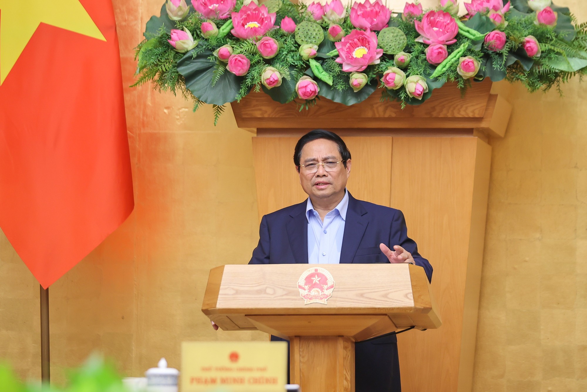 Thủ tướng nêu rõ kiên định mục tiêu ổn định kinh tế vĩ mô, kiểm soát lạm phát, bảo đảm các cân đối lớn, thúc đẩy tăng trưởng GDP từ 8,3-8,5% - Ảnh: VGP