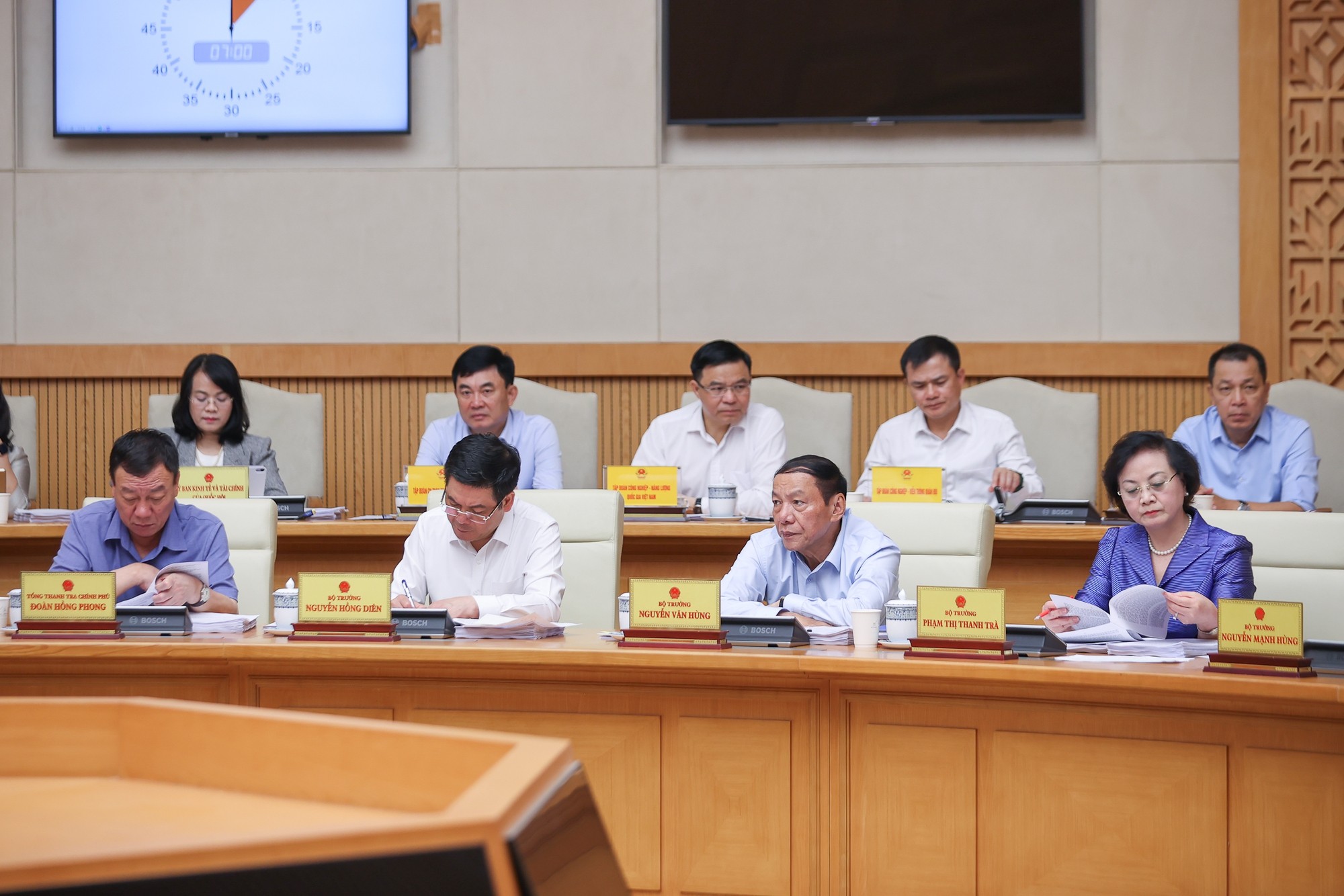 Các đại biểu thống nhất đánh giá, nhìn chung, tình hình tiếp tục xu hướng tích cực, tháng sau tốt hơn tháng trước - Ảnh: VGP