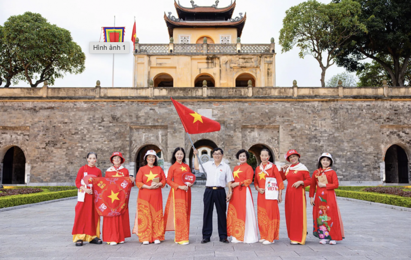 Du khách tham quan chụp ảnh check-in tại Hoàng thành Thăng Long. (Ảnh: T.L)