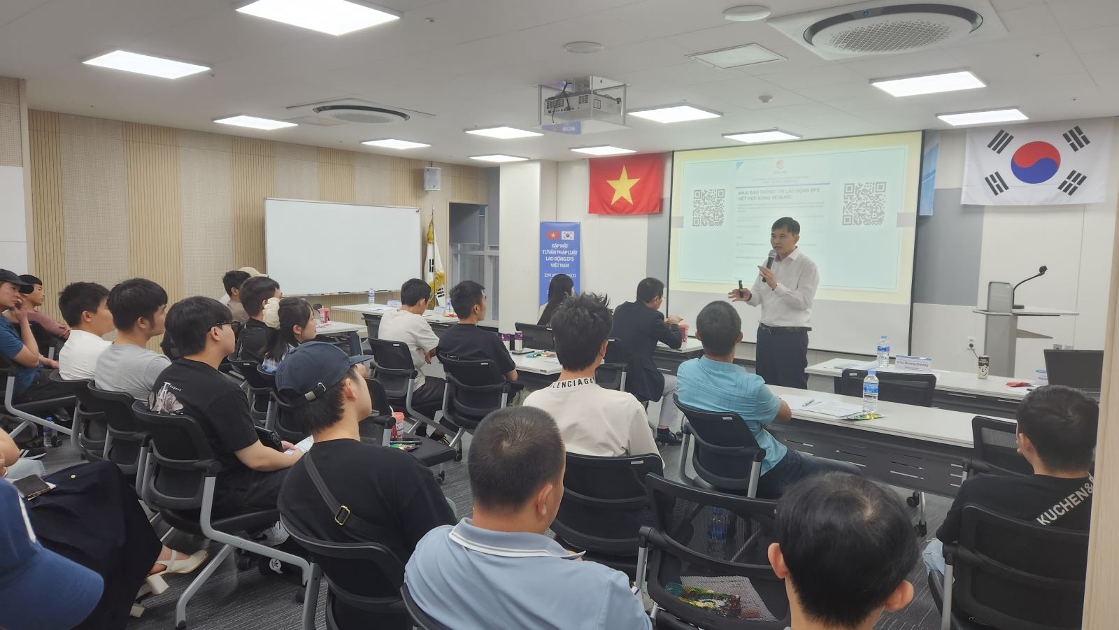 rưởng Văn phòng EPS tại Hàn Quốc Chu Quang Dương trực tiếp giải đáp về chính sách, pháp luật liên quan đến chương trình EPS cho lao động Việt Nam tại Hàn Quốc.
