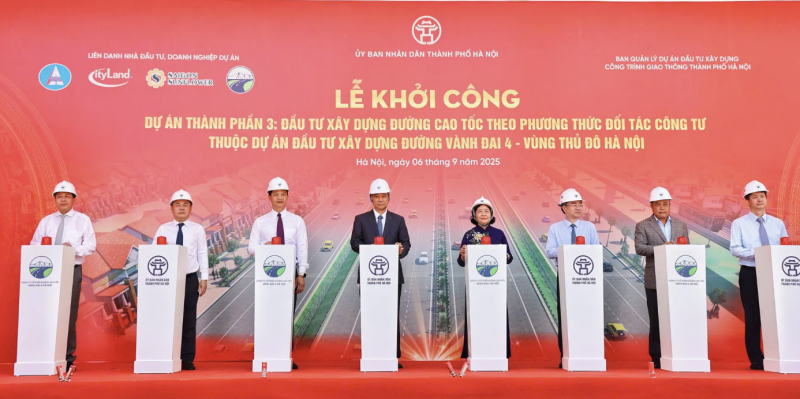 Các đại biểu thực hiện nghi thức khởi công Dự án thành phần 3: đầu tư xây dựng tuyến cao tốc theo phương thức đối tác công tư (PPP) thuộc dự án Vành đai 4 - Vùng Thủ đô Hà Nội. (Ảnh: T.L)