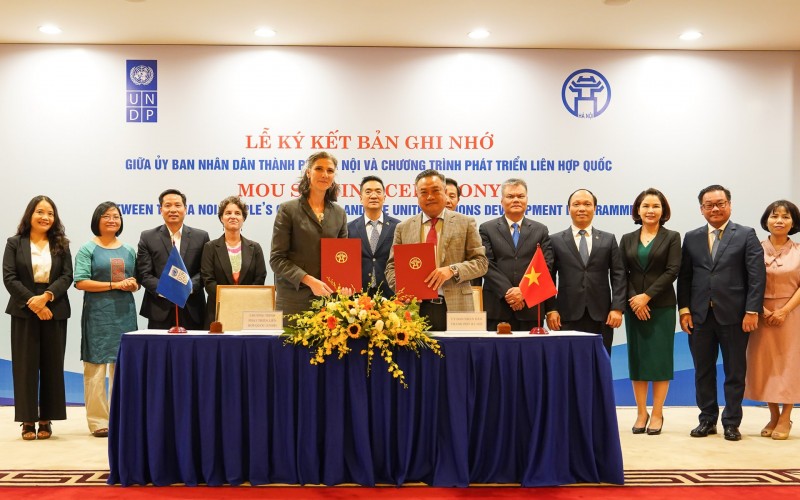 Chủ tịch UBND thành phố Hà Nội Trần Sỹ Thanh và bà Ramla Khalidi, Trưởng đại diện thường trú UNDP tại Việt Nam ký kết Bản ghi nhớ. (Ảnh: T.L)