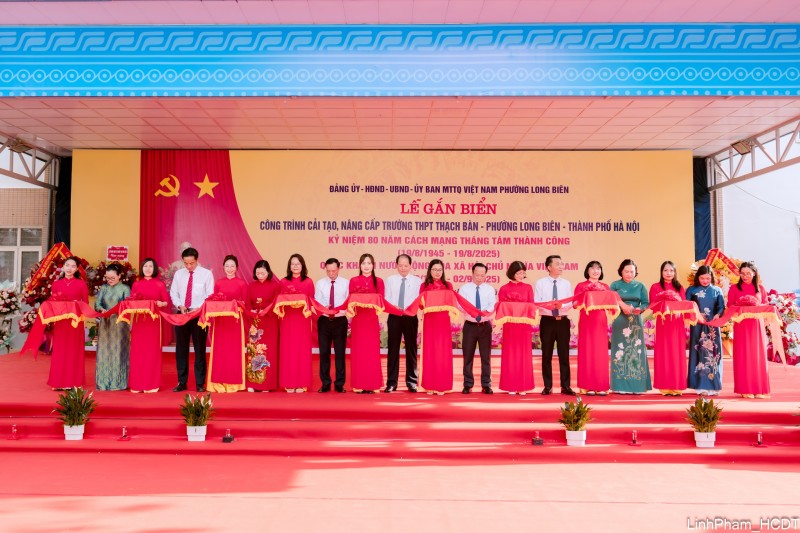 Các đại biểu thực hiện nghi thức cắt băng khánh thành và gắn biển công trình. (Ảnh: T.L)