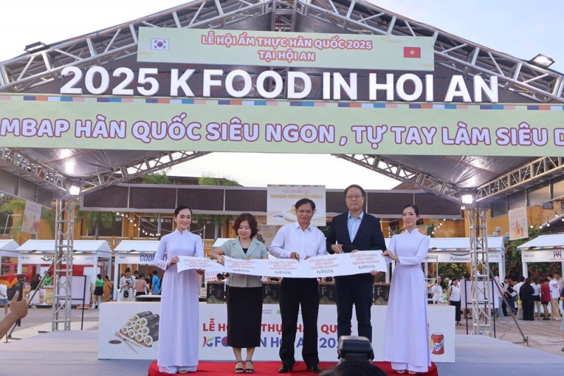 Người Việt hào hứng với lễ hội Hàn Quốc tại Hội An