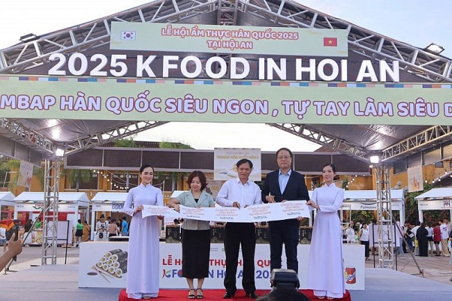Người Việt hào hứng với lễ hội Hàn Quốc tại Hội An