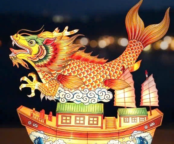Mô hình đèn cá chép hóa rồng của tổ dân phố 4 - Sơn Lộc, phường Sơn Tây. (Ảnh: T.L)