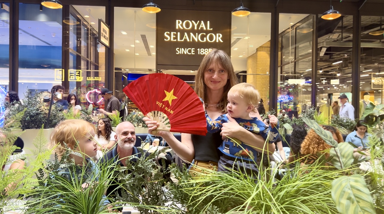 Áo dài Việt Nam rực rỡ tại Ngày hội văn hóa Đông Nam Á ở London