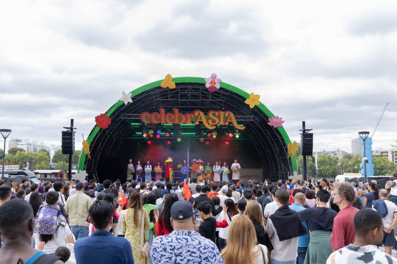 Áo dài Việt Nam rực rỡ tại Ngày hội văn hóa Đông Nam Á ở London