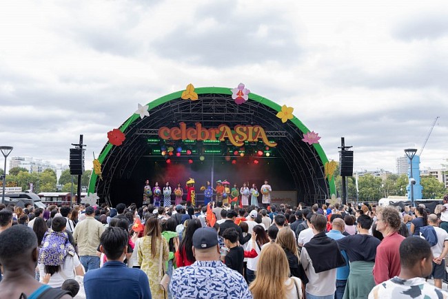 Áo dài Việt Nam rực rỡ tại Ngày hội văn hóa Đông Nam Á ở London