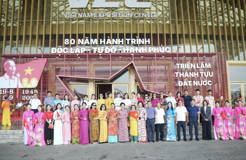 Các đại biểu chụp ảnh lưu niệm. (Ảnh: T.L)