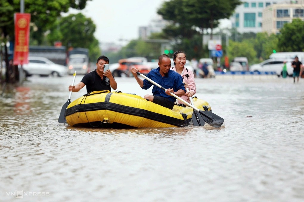 Đường Dương Đình Nghệ, phường Cầu Giấy, ngập sâu một mét, người dân dùng xuồng di chuyển hồi cuối tháng 8/2025. (Ảnh: Báo VnExpress)