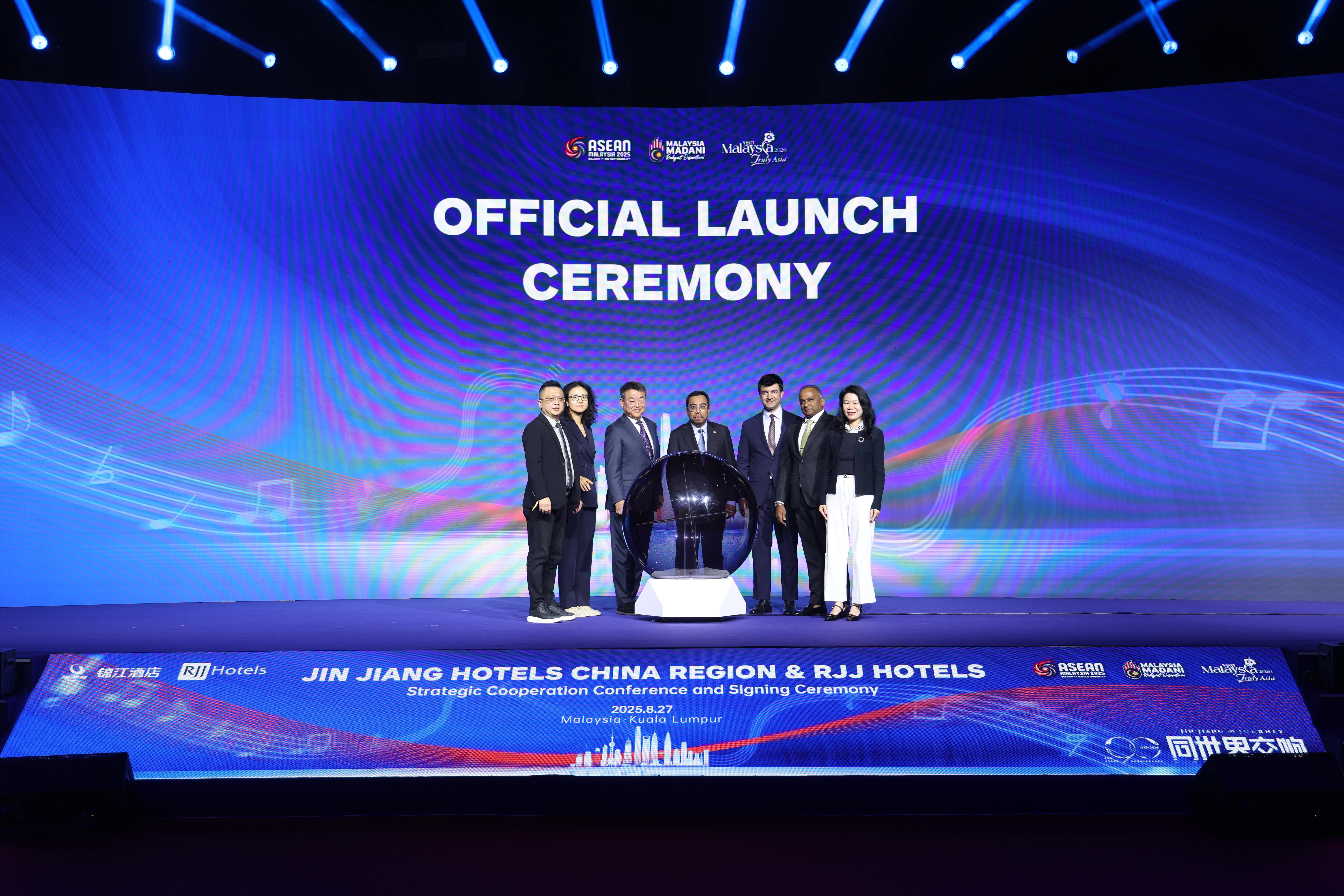 Lễ ra mắt RJJ Hotels với sự hợp tác của RIYAZ International và Jin Jiang Hotels khu vực Trung Quốc để mở rộng hiện diện tại khu vực Đông Nam Á và châu Á – Thái Bình Dương. Lễ ra mắt có sự chứng kiến của ông YBhg Dato’ Hairil Yahri Yaacob, Tổng Thư ký Bộ Đầu tư, Thương mại và Công nghiệp (đại diện cho ông YB Senator Tengku Datuk Seri Utama Zafrul Tengku Abdul Aziz, Bộ trưởng Bộ Đầu tư, Thương mại và Công nghiệp). Từ trái sang phải: Zhang Zhong Hao, Phó Chủ tịch Cấp cao Jinjiang Hotels (Khu vực Trung Quốc); Zhou Wei, Phó Chủ tịch Jinjiang International (Tập đoàn); Zhao Qi, Bí thư Đảng ủy kiêm Chủ tịch Jinjiang International (Tập đoàn); YBhg Dato’ Hairil Yahri Yaacob, Tổng Thư ký Bộ Đầu tư, Thương mại và Công nghiệp; Dato’ Sri Shaheen, Tổng Giám đốc Tập đoàn RIYAZ International and RJJ Hotels; Dato’ Muthukumar Ayarpadde, Thành viên Hội đồng Quản trị RIYAZ International, Nhà sáng lập kiêm Chủ tịch Điều hành MK Tron Group; He Yijun, Tổng Giám đốc Bộ phận Kinh doanh Quốc tế của Jinjiang Hotels (Khu vực Trung Quốc)