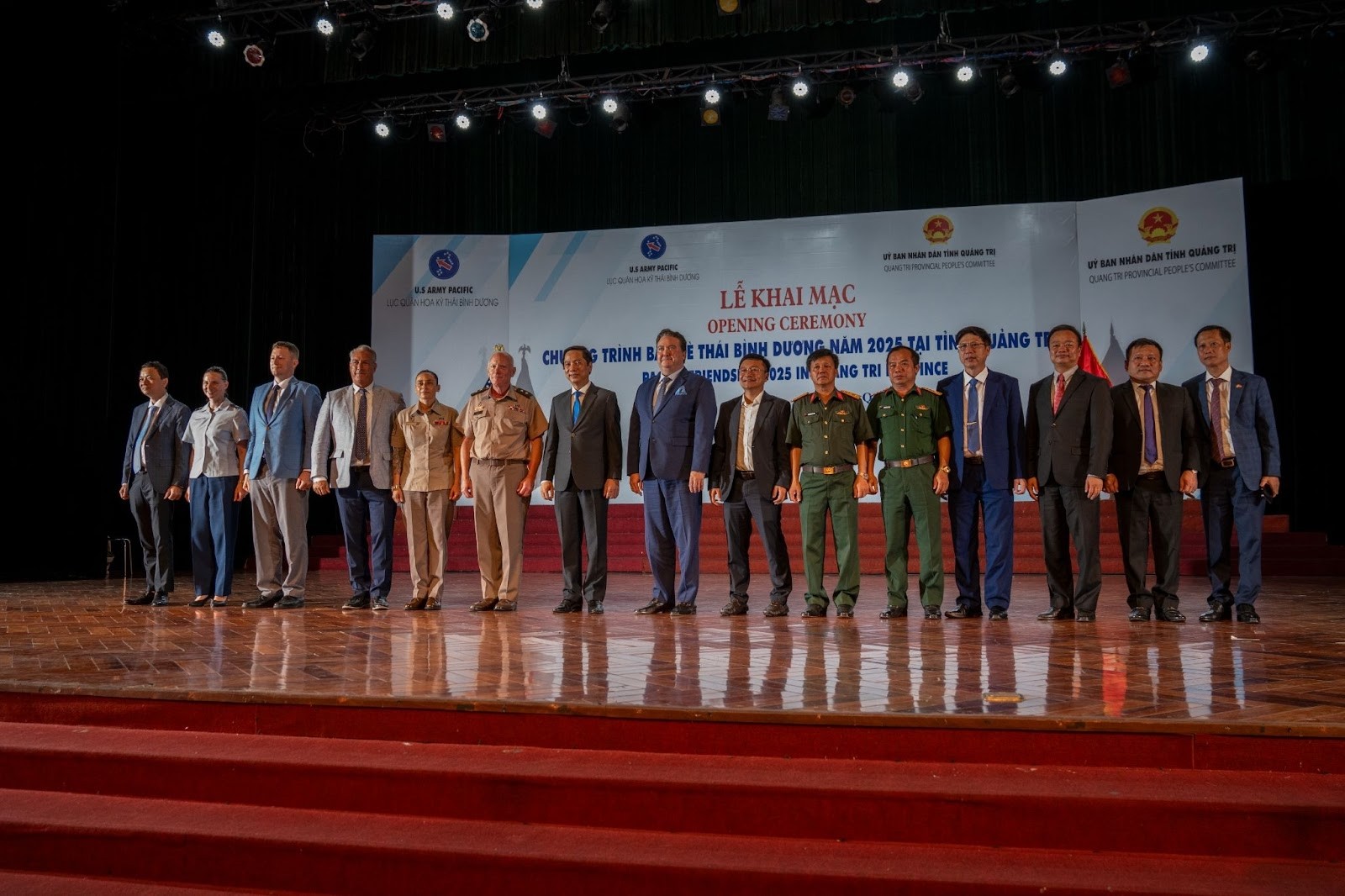 Các đại biểu chụp ảnh chung tại lễ khai mạc Chương trình Bạn bè Thái Bình Dương 2025 tại Quảng Trị, tối ngày 9/9/2025. (Ảnh: Đại sứ quán Hoa Kỳ tại Việt Nam)