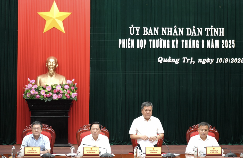 Chủ tịch UBND tỉnh Trần Phong và các Phó Chủ tịch UBND tỉnh chủ trì phiên họp - Ảnh: