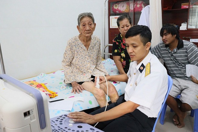 Khám bệnh, cấp thuốc miễn phí cho nhân dân ở xã Năm Căn, tỉnh Cà Mau