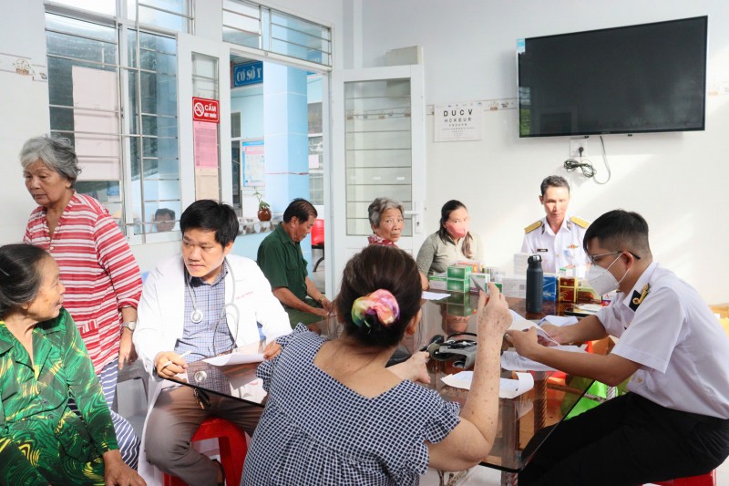 Khám bệnh, cấp thuốc miễn phí cho nhân dân ở xã Năm Căn, tỉnh Cà Mau