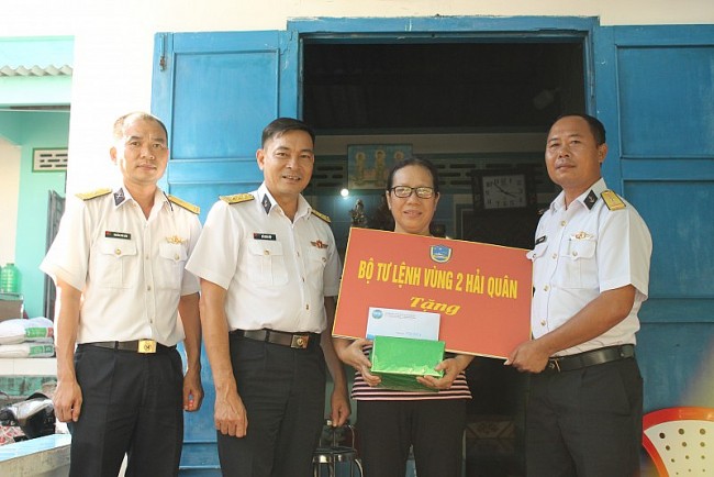 Lữ đoàn 171 tặng quà các cháu là con ngư dân được nhận đỡ đầu