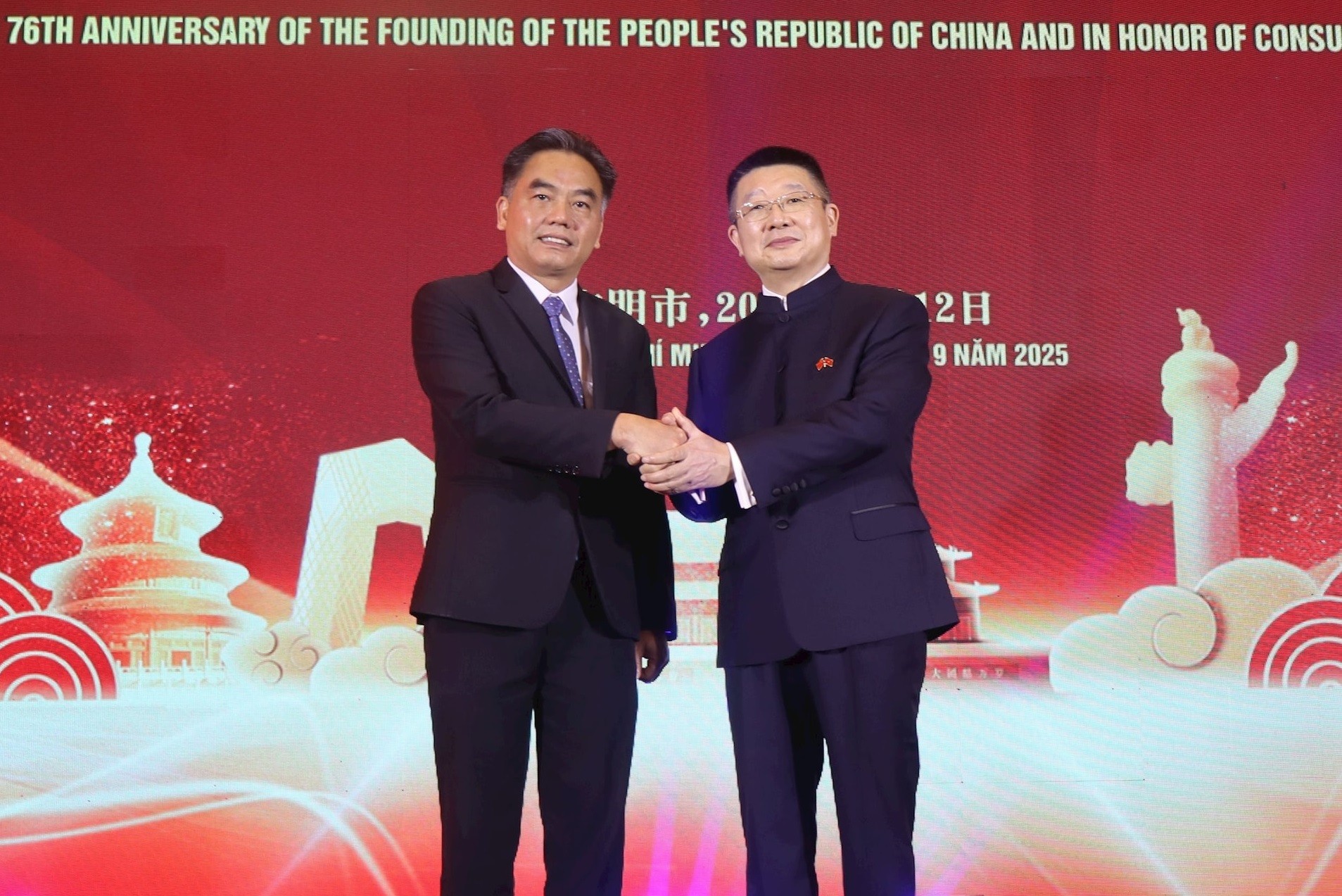 Ông Nguyễn Lộc Hà, Phó Chủ tịch Ủy ban nhân dân TP.HCM và ông Đường Lập, Tổng Lãnh sự Trung Quốc tại TP.HCM tại lễ kỷ niệm. (Ảnh: Đại đoàn kết)