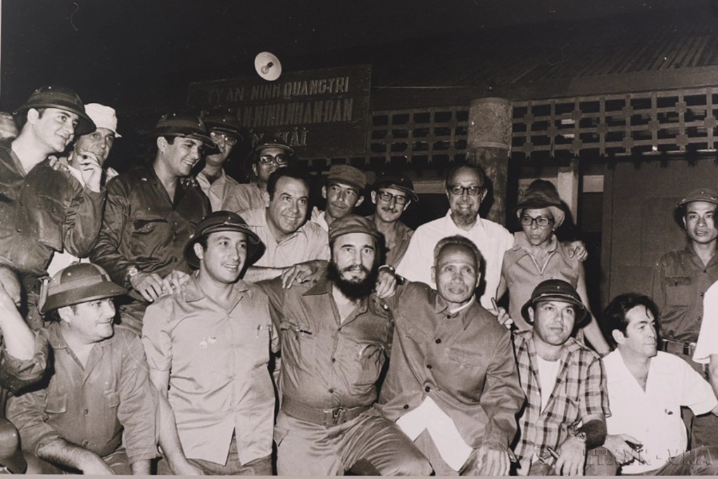  Fidel Castro chụp ảnh cùng Thủ tướng Phạm Văn Đồng tại Vĩnh Linh năm 1973. Ảnh: TTXVN