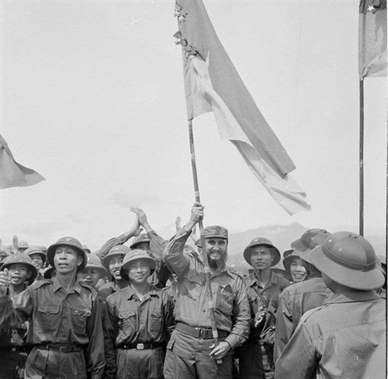 Lãnh tụ Cuba Fidel Castro phất cao lá cờ bách chiến bách thắng lấp lánh Huân chương của đoàn Khe Sanh, Quân giải phóng Trị Thiên Huế, tháng 9/1973 - Ảnh: TTXVN
