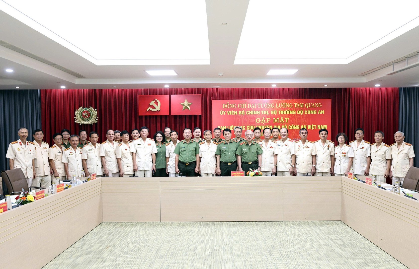 Bộ trưởng Lương Tam Quang cùng các đại biểu tại buổi gặp mặt.