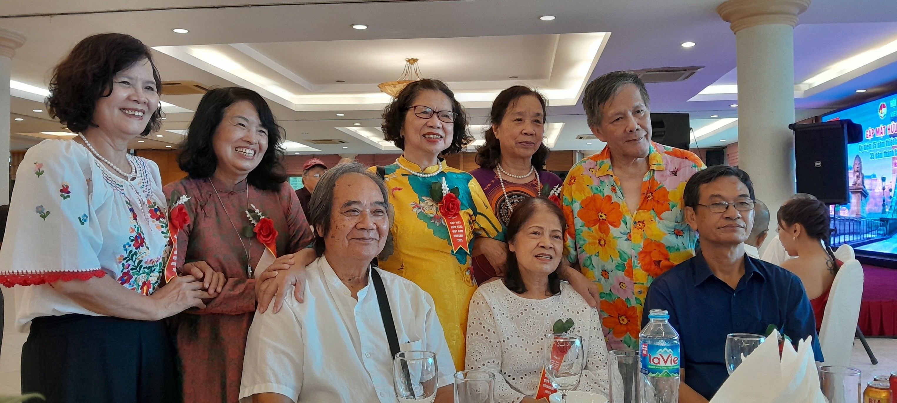 Một số đại biểu tham dự buổi gặp gỡ hữu nghị chụp ảnh lưu niệm. (Ảnh: Hội hữu nghị Việt Nam - Hungary)