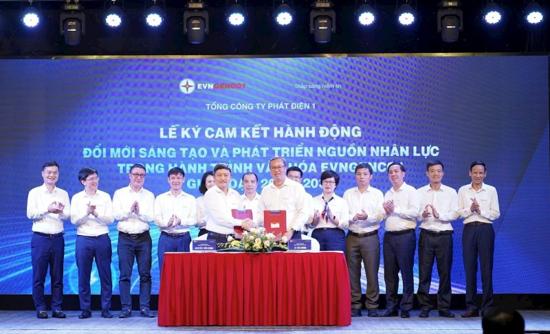 Đại diện lãnh đạo EVNGENCO1 cùng các đơn vị thành viên ký cam kết hành động, thể hiện quyết tâm thực hiện các mục tiêu chiến lược
