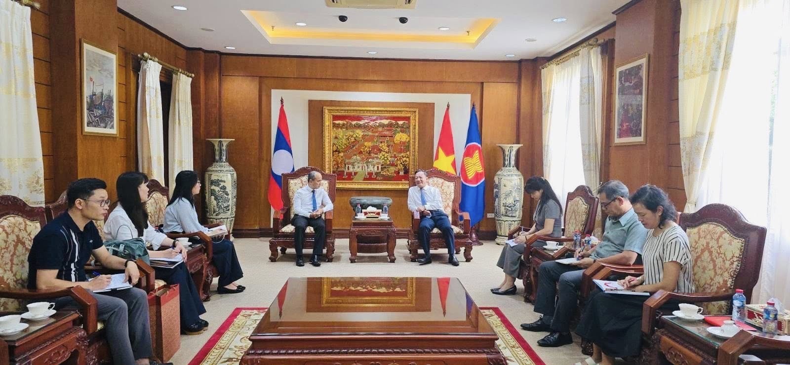 Đại sứ Việt Nam tại Lào Nguyễn Minh Tâm tiếp Chủ nhiệm Ủy ban Nhà nước về người Việt Nam ở nước ngoài Nguyễn Trung Kiên. (Ảnh: Đại sứ quán Việt Nam tại Lào)