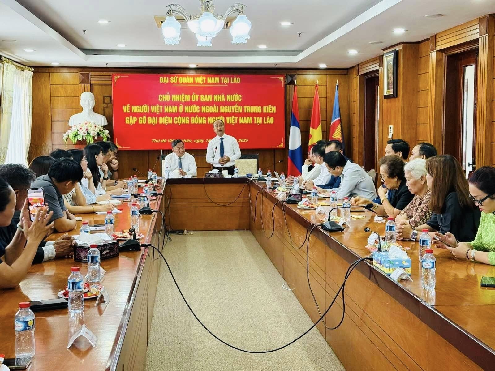 Đoàn công tác gặp gỡ đại diện các hội đoàn và doanh nghiệp Việt Nam tại Lào. (Ảnh: Đại sứ quán Việt Nam tại Lào)