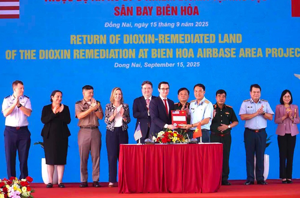 Đại diện Chính quyền Mỹ bàn giao khu vực đất đã làm sạch dioxin với diện tích khoảng 6 ha tại sân bay Biên Hòa. (Ảnh: Bộ Quốc phòng)