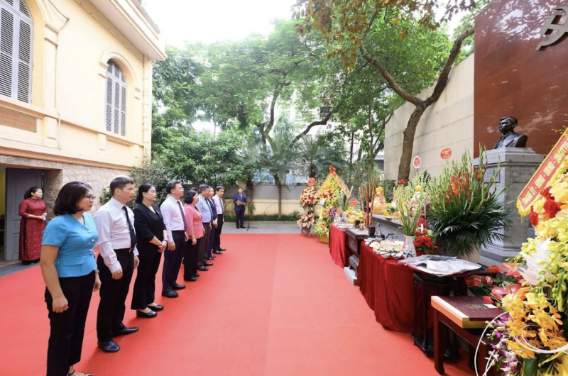 Các đồng chí lãnh đạo TP Hà Nội dâng hương tưởng niệm đồng chí Trần Phú - Tổng Bí thư đầu tiên của Đảng. (Ảnh: T.L)