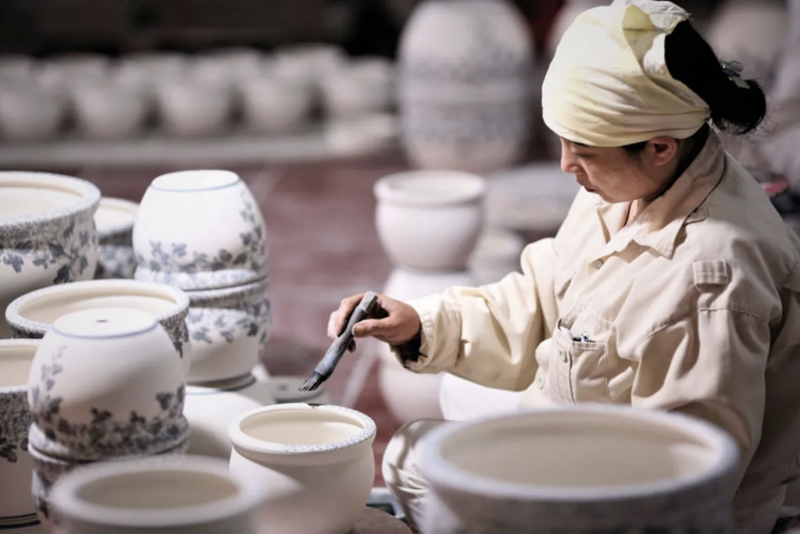 Làng nghề gốm sứ Bát Tràng là một trong những làng nghề nổi tiếng nhất của Hà Nội. (Ảnh: T.L)