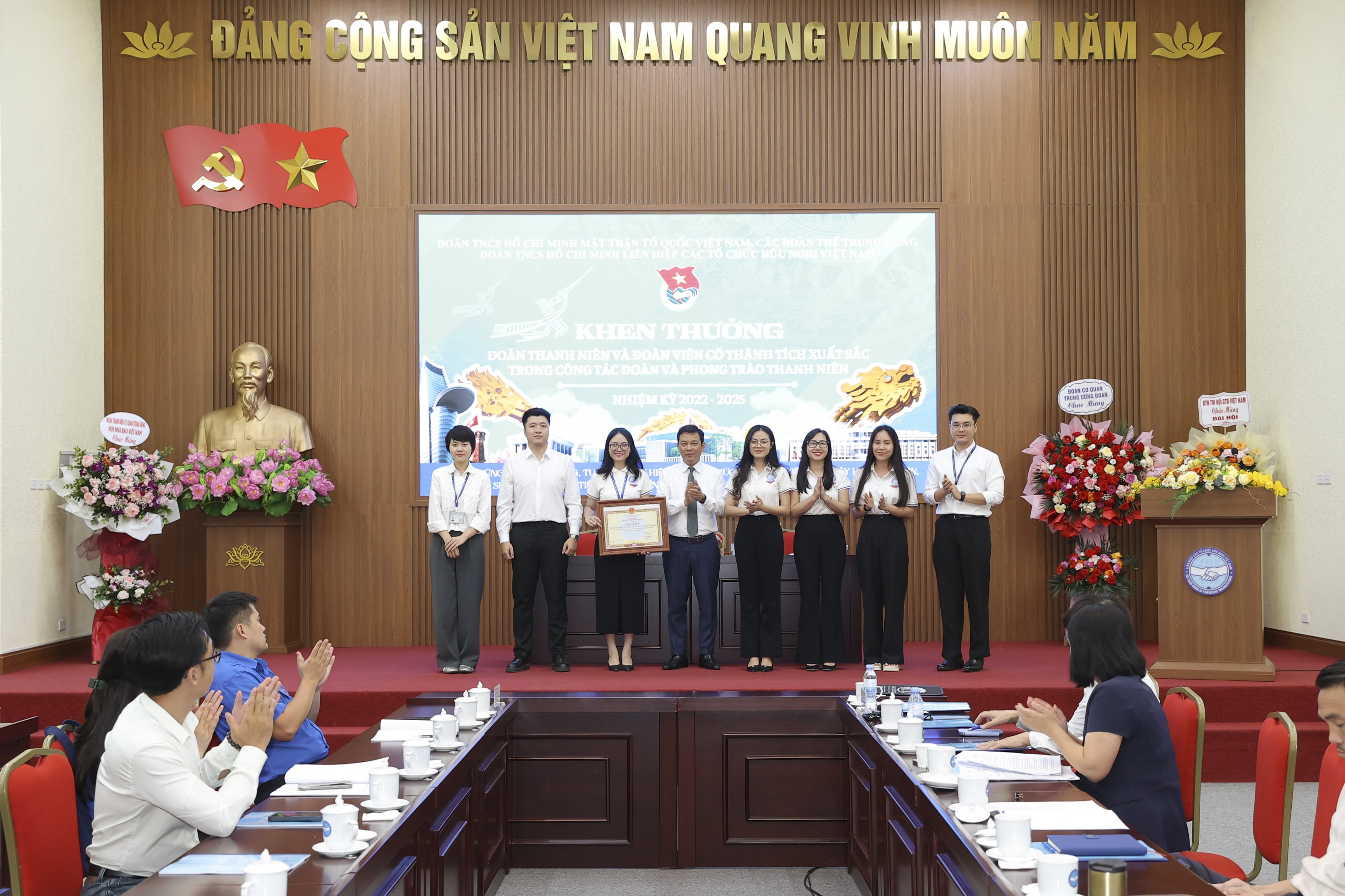 Ông Đồng Huy Cương, Phó Chủ tịch Liên hiệp các tổ chức hữu nghị Việt Nam trao bằng khen của Đoàn Chủ tịch Liên hiệp các tổ chức hữu nghị Việt Nam cho Ban Chấp hành Đoàn Thanh niên Cộng sản Hồ Chí Minh Liên hiệp các tổ chức hữu nghị Việt Nam nhiệm kỳ 2022-2025. (Ảnh: Đinh Hòa) 