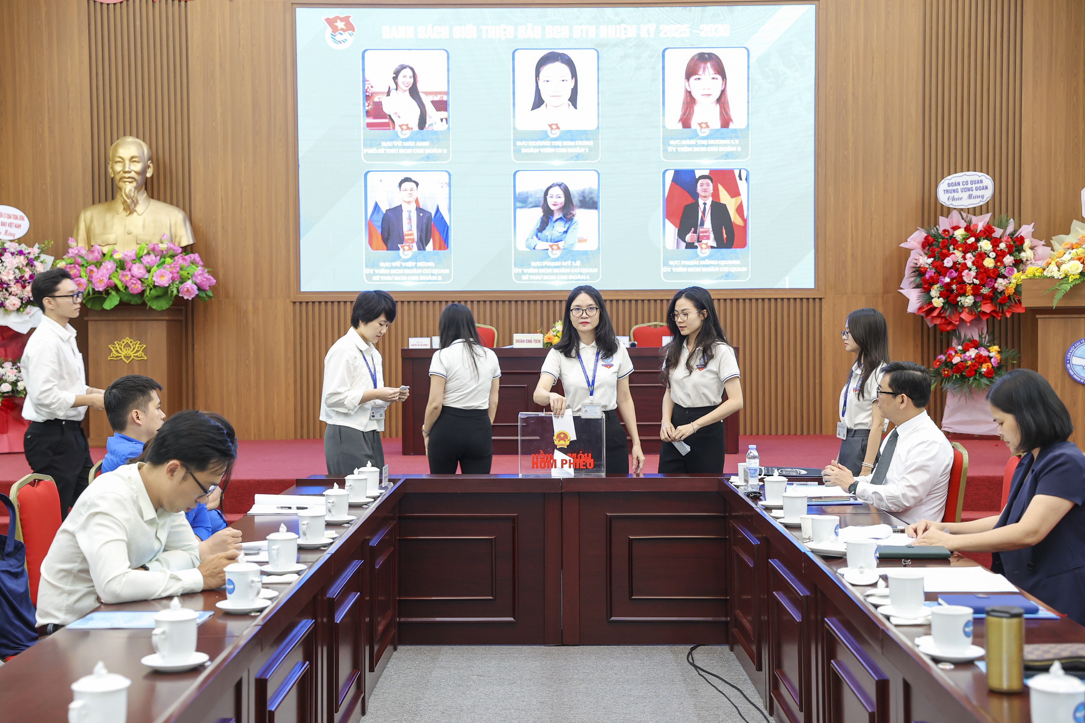Đoàn viên bỏ phiếu bầu Ban Chấp hành Đoàn Thanh niên Cộng sản Hồ Chí Minh Liên hiệp các tổ chức hữu nghị Việt Nam lần thứ IX, nhiệm kỳ 2025-2030. (Ảnh: Đinh Hòa) 