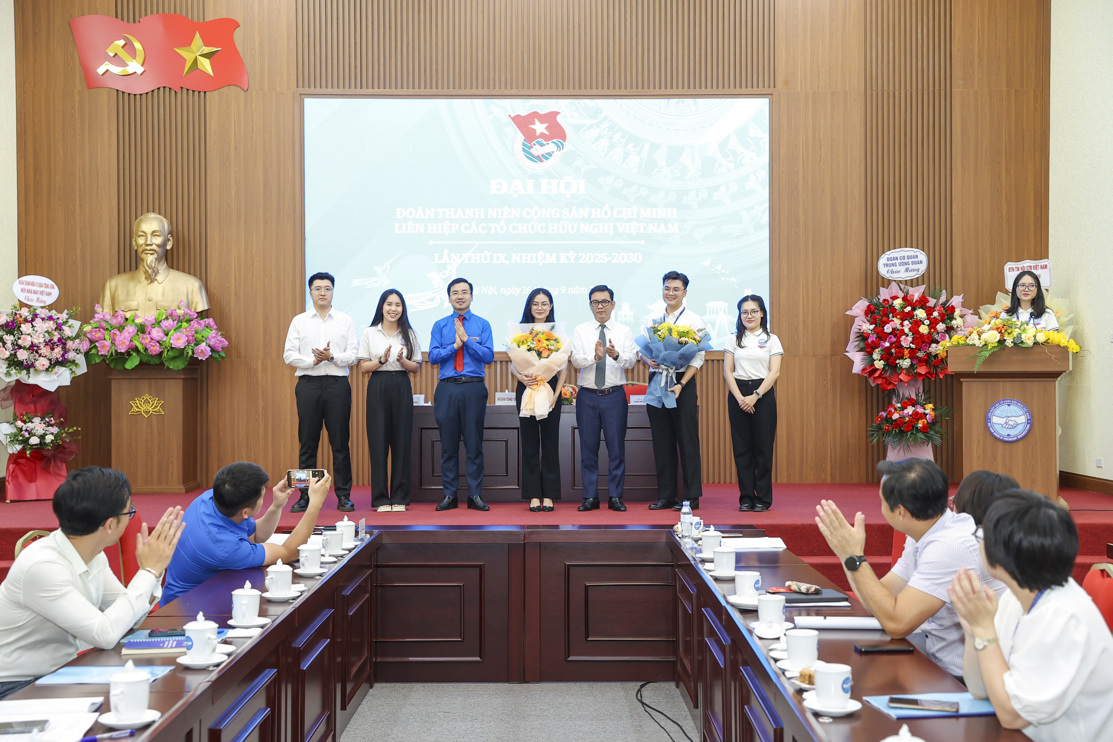 Phó Chủ tịch Liên hiệp các tổ chức hữu nghị Việt Nam Đồng Huy Cương và Bí thư Đoàn Thanh niên Mặt trận Tổ quốc và các đoàn thể Trung ương Nguyễn Nhất Linh tặng hoa chúc mừng Ban Chấp hành Đoàn Thanh niên Cộng sản Hồ Chí Minh Liên hiệp các tổ chức hữu nghị Việt Nam lần thứ IX, nhiệm kỳ 2025-2030. (Ảnh: Đinh Hòa) 
