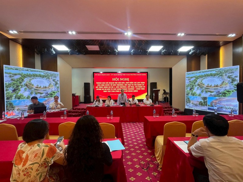 Hội nghị thông báo kế hoạch thu hồi đất, đồng thời phổ biến các quy định của Nhà nước về bồi thường, hỗ trợ và tái định cư. (Ảnh: T.L)